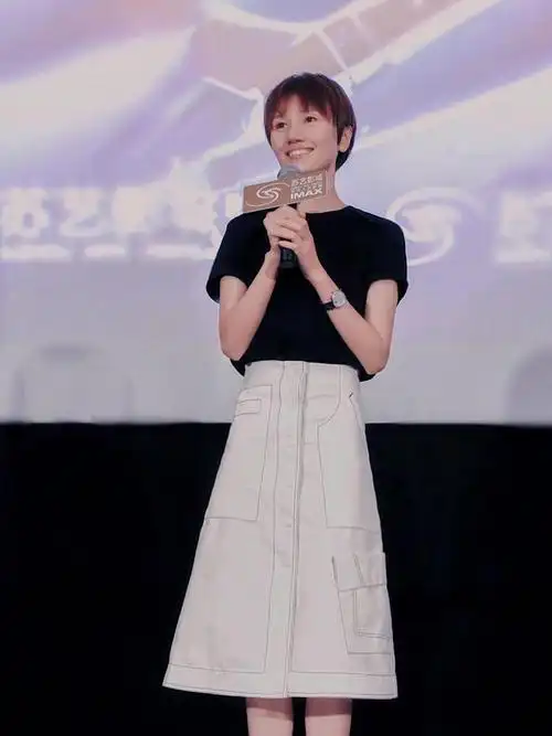 袁泉的气质真绝了白t恤配牛仔裤舒适简约朴素穿搭难掩高级感