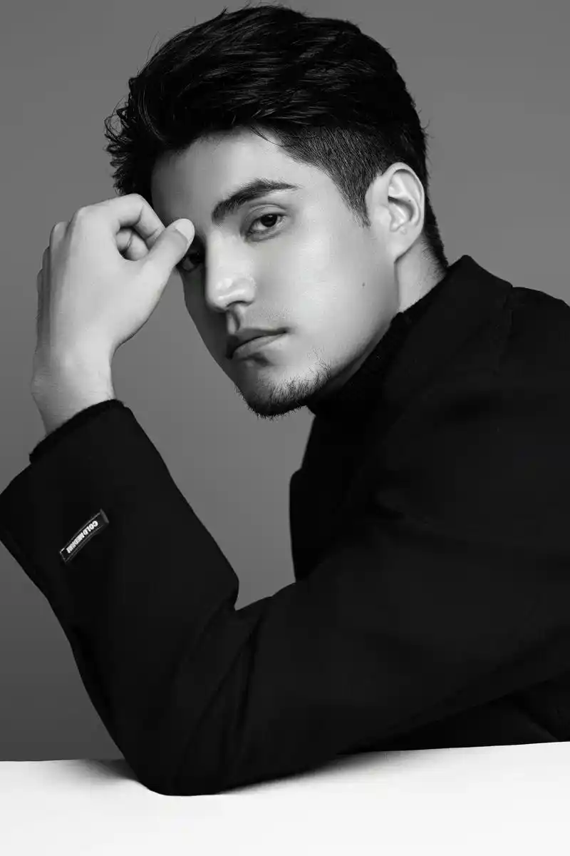 质感黑白写真.质感肖像黑白 男人该有的样子 在一个地点口 一 - 抖音