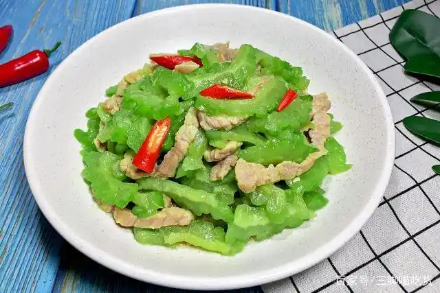 炒苦瓜想要不苦,多加两个步骤,苦味一点都不留,孩子抢着吃