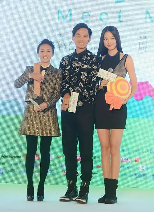 周迅真有勇气和中国第一个世界小姐冠军站一起气势挺强