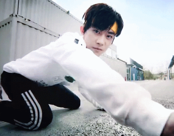 易烊千玺最新广告大片,捶地动作好可爱,被大佬甜甜的笑给打败