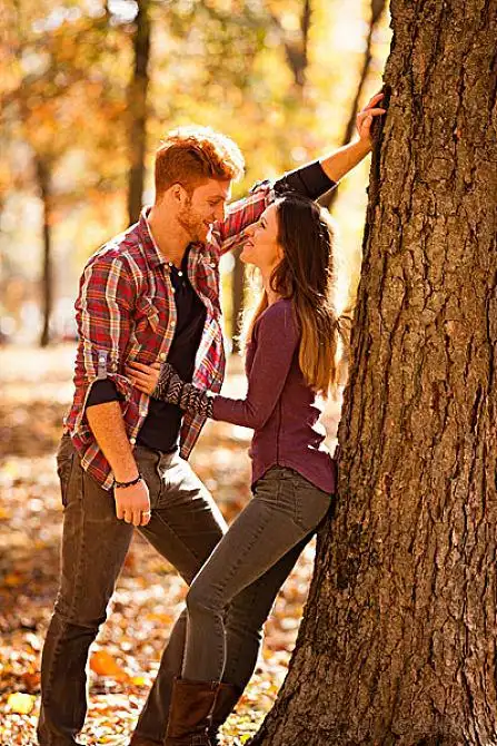 浪漫_年轻_情侣_倚靠_树_秋日树林_图片素材