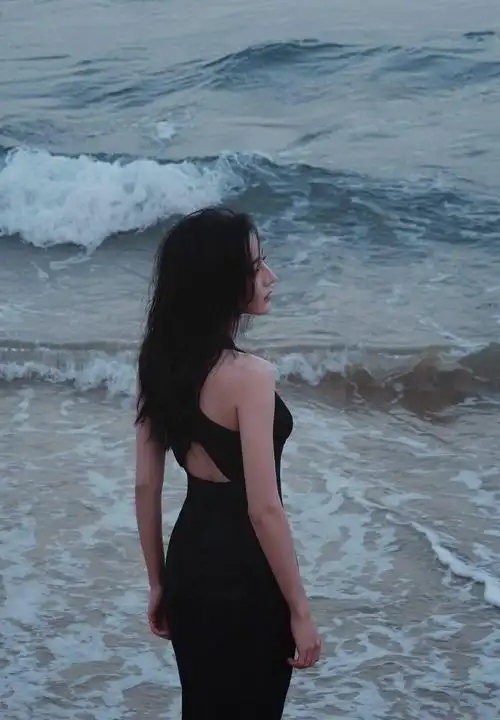 迪丽热巴海滩黑色长裙绝美背影写真,优雅高贵,明艳动人!