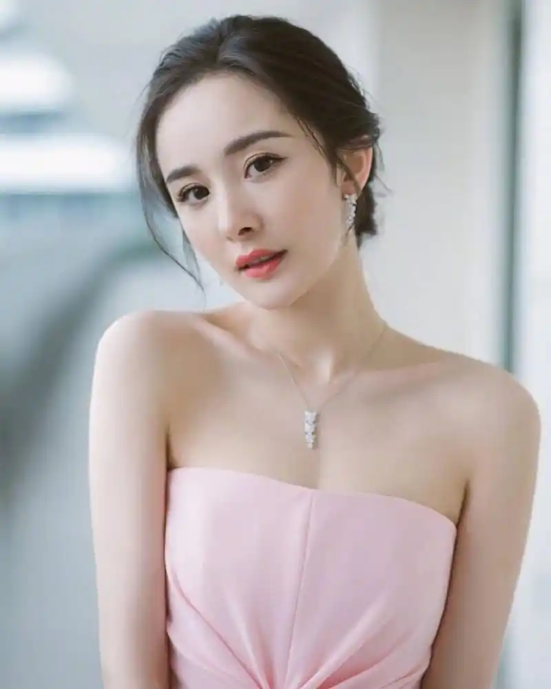 30多的杨幂穿粉色抹胸裙,妆容精致太妩媚  杨幂的穿搭让人爱不释手.