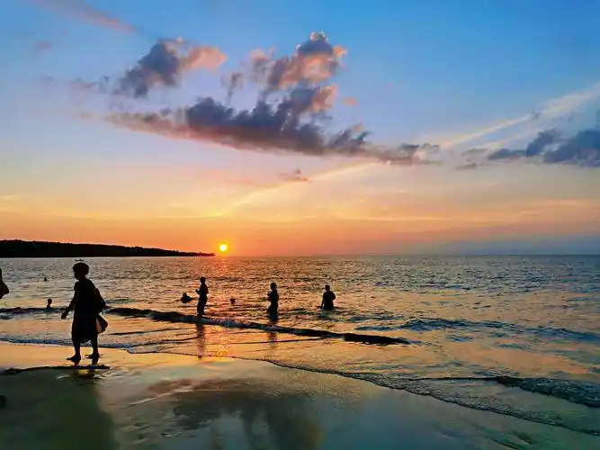 巴厘岛金巴来海滩的落日