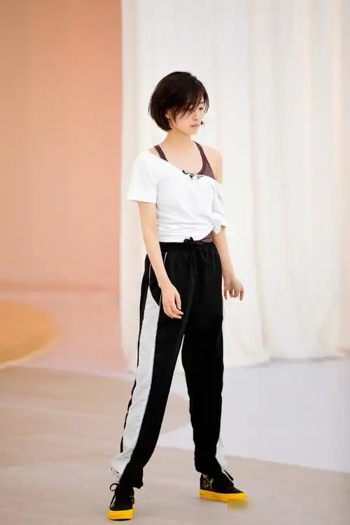 look3:白t恤 小背心白色的t恤衫,时尚而又简单大方,穿起来舒适自在