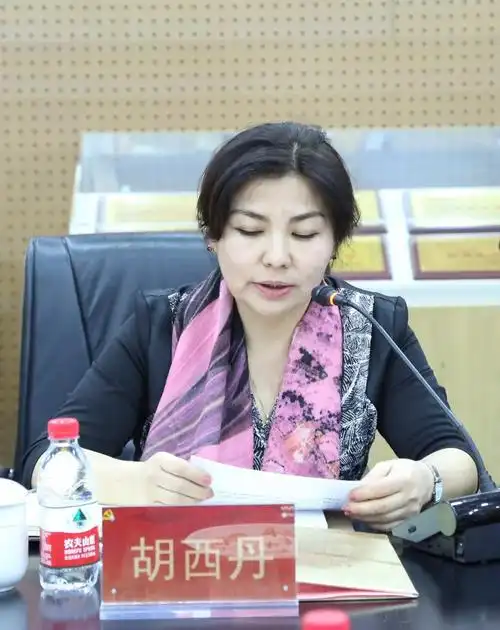 全体与会者观看了2018年红色"1 1"视频,随后胡西丹校长宣读了2018年