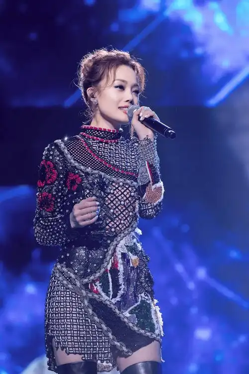 容祖儿美国开演唱会,泳装式演出服太暴露,腰粗腿壮被批辣眼睛_香港_一