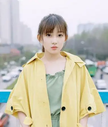 不过怎么处理女生的发型更加漂亮动人,在女生有刘海马尾图片的推荐中