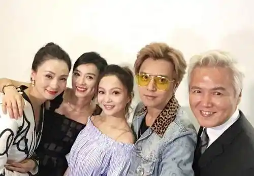 张庭晒照和陶虹张韶涵罗志祥合影 红唇黑裙超性感