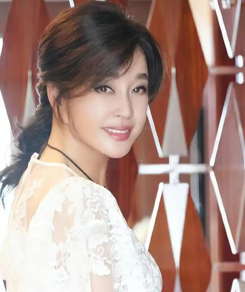 70岁刘晓庆近照惊现网友 刘晓庆的近照引发了公众的热烈讨论,彰显了她