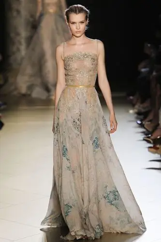 女星红毯大爱的品牌 elie saab 本季以"帝国的荣耀"为主题发布高级
