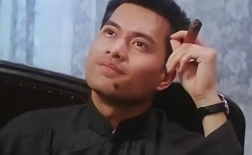 演员吕良伟:两婚两离,44岁娶富婆杨小娟,婚后生一子幸福美满