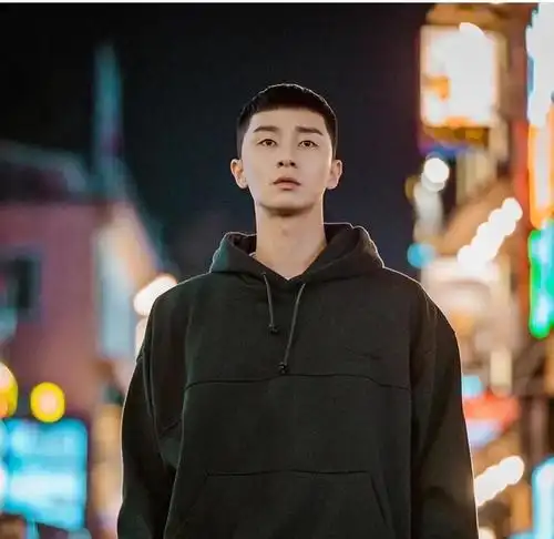 2020流行男生栗子头发型 简单帅气超级清爽-发型--名豪网