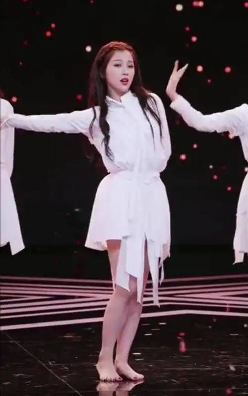 青春有你2虞书欣光脚演绎别问很可怕