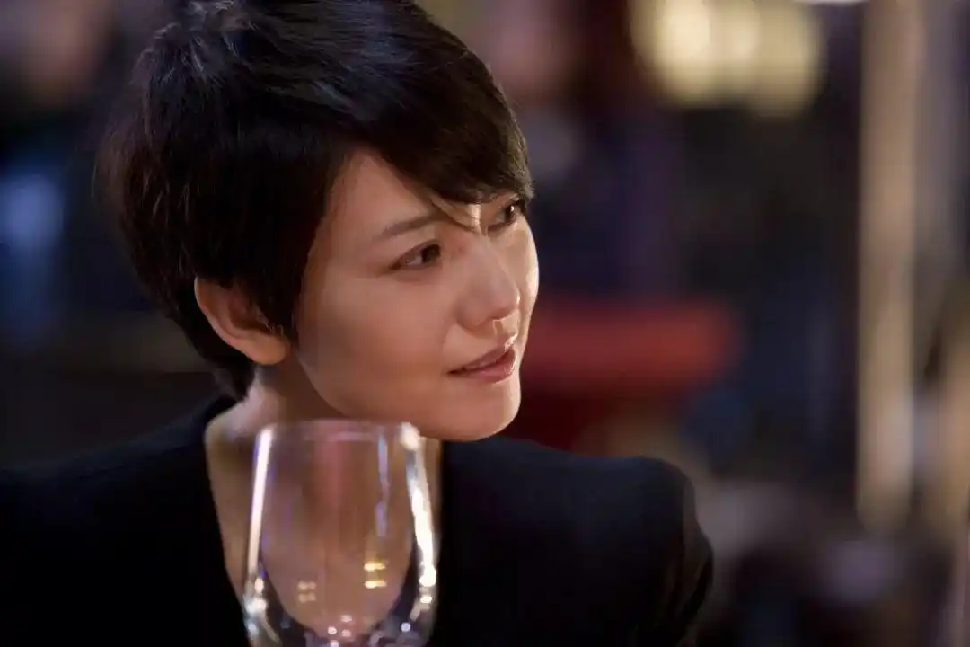 《单身男女》和《无人驾驶》里都配了斜刘海,率性,爽朗的感觉.▼