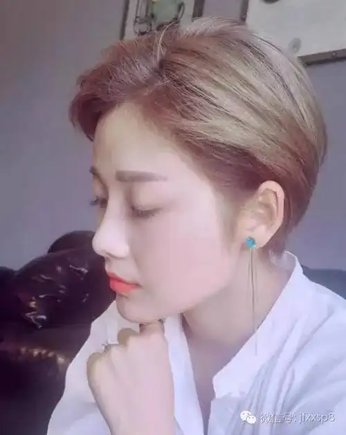 流行"露耳超短发"▼2018流行"露耳超短发"谁说女人剪短发就不美了呢?
