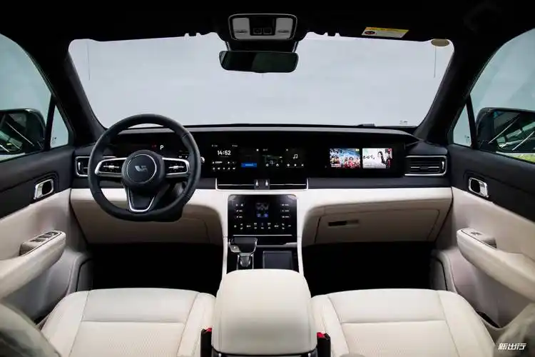 不过,在聊之前还是简单回顾下 2021 款理想 one 整个外观,内饰造型.