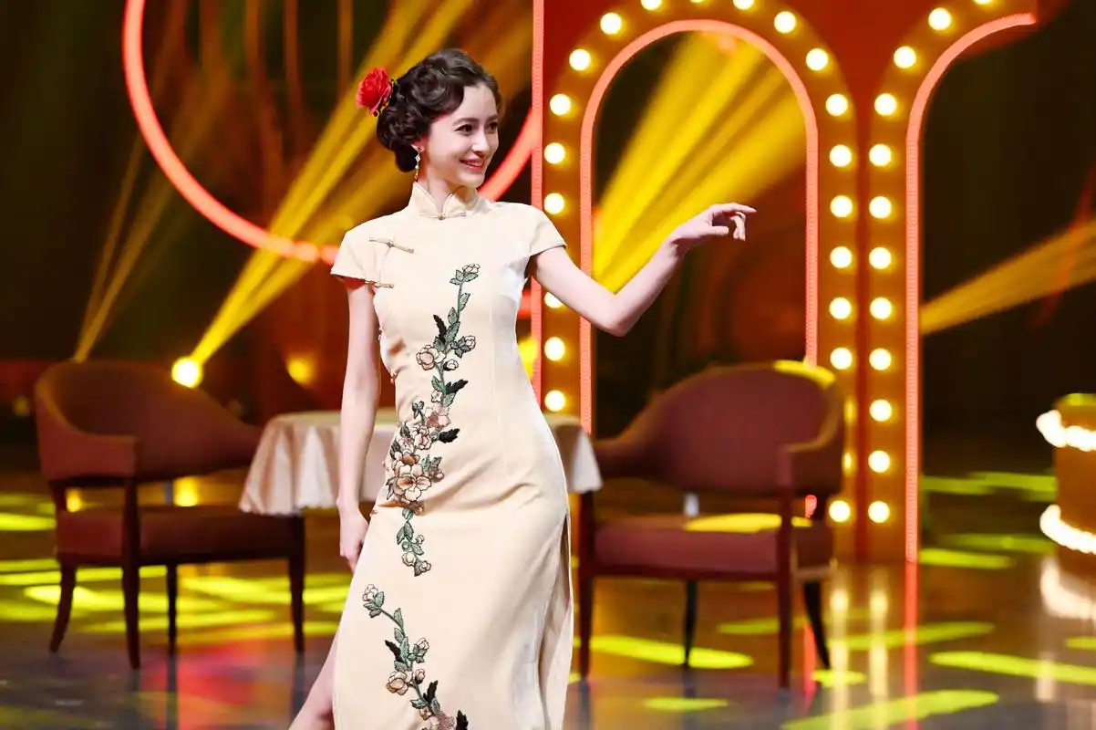 angelababy穿旗袍身姿妙曼 舞姿优雅迷人