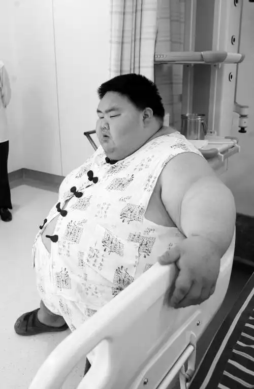 重庆"中国第一胖人"住院(图)