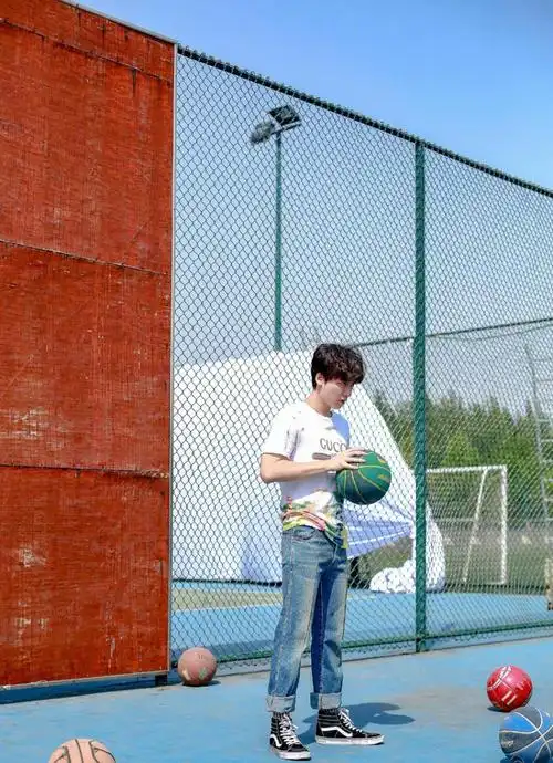 李易峰篮球场大片照 各种look尽显阳光魅力