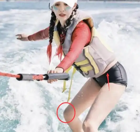 偶遇佟丽娅三亚冲浪,穿泳衣膝盖淤青,过年长胖肚子赘肉好明显