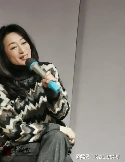 歌手艾敬近照曝光事业颠峰时改行如今51岁变身为职业艺术家