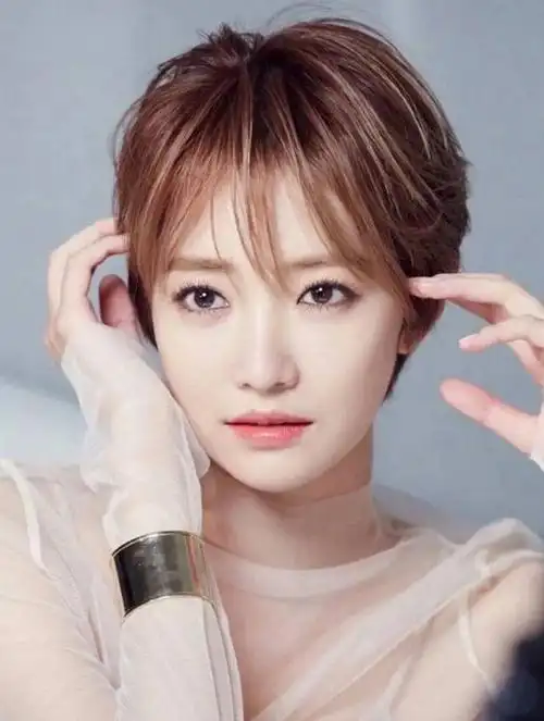 但其实这样的发型是相当挑脸型,如果你是心形脸,瓜子脸,鹅蛋脸,下颚线