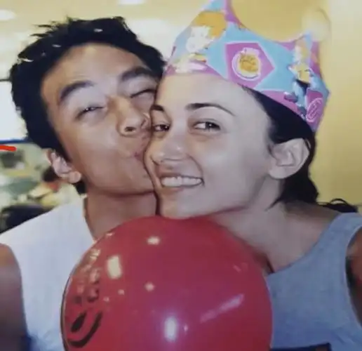 我们在微博上看到,吴彦祖还晒出了自己亲手做的生日蛋糕,并在配文中