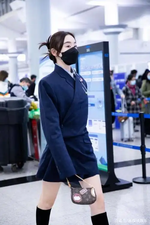 "马甲线女王"袁姗姗,身穿西装外套配过膝长靴,大长腿太抢镜!