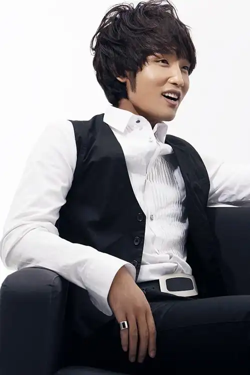 p>宇桐非,河南商丘人,中国内地男歌手,制作人,演员.