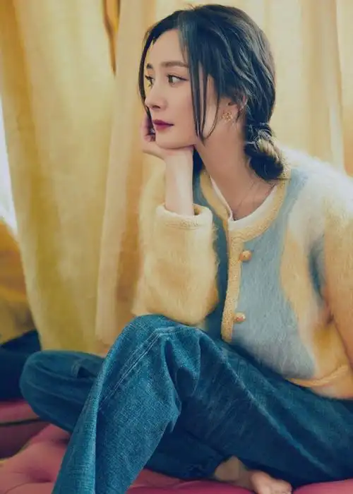 杨幂美照曝光清新甜美歪头托腮少女感十足