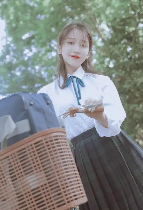 姜贞羽 校服和单车