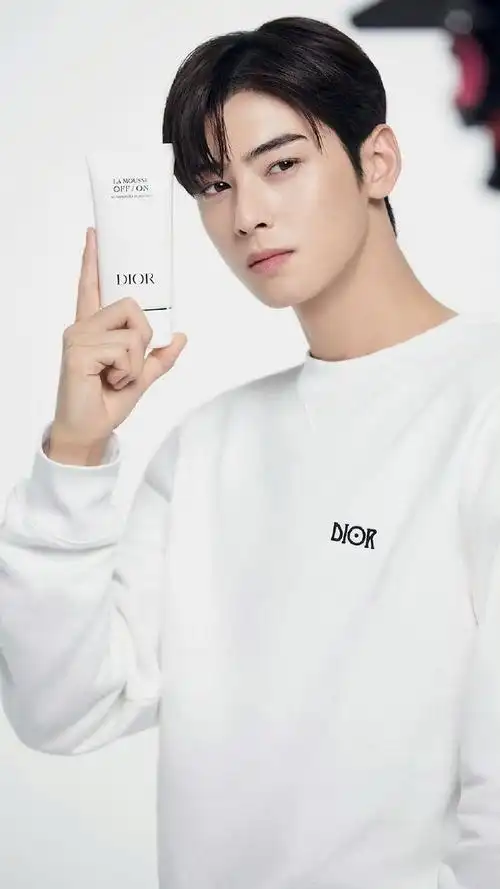 顶级颜值,顶级品牌合约,商务资源属于top级的车银优,这张脸这身材拍