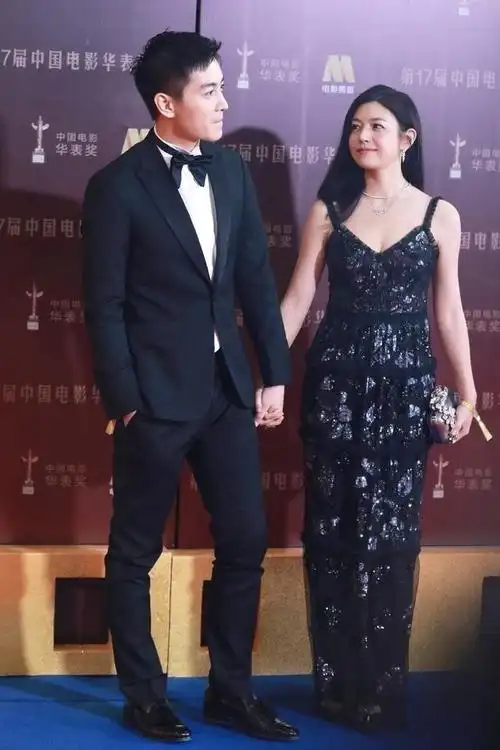 陈妍希罕见与老公陈晓亮相穿吊带裙像女王小4岁的他像小跟班