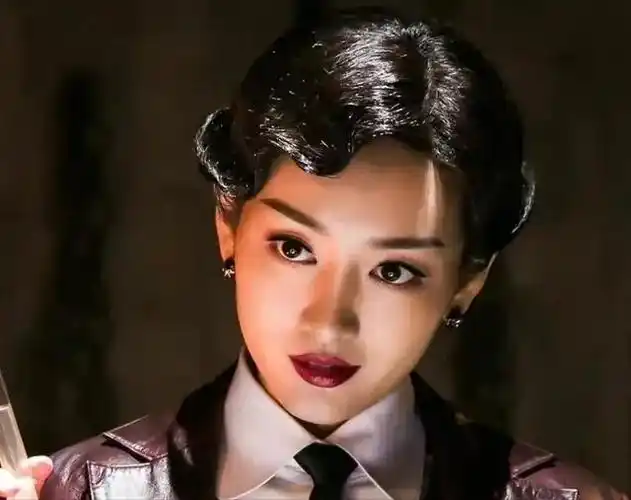 之前的俞飞鸿,文咏珊,陶昕然等女星都曾扮演过女特务这一角色,并受到