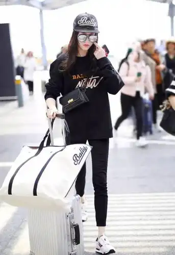 唐嫣在最新的机场街拍中,将bally春夏系列的复古运动风潮演绎得淋漓