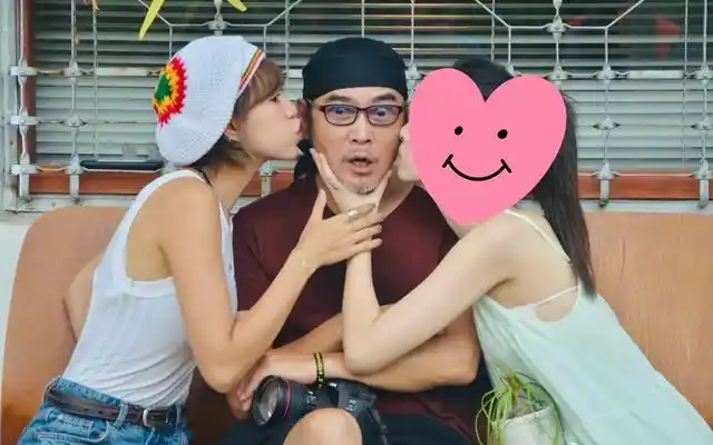 焦恩俊胡子花白显沧桑,穿十几元旧衣接地气,获俩高颜值女儿亲吻