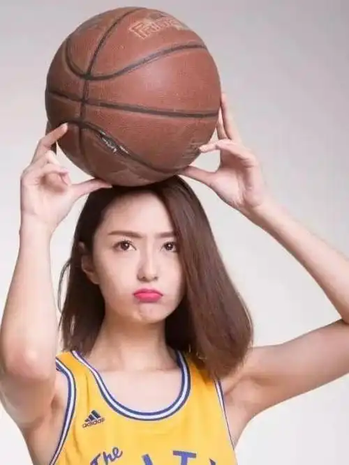 漂亮女主播!库里铁粉小七和詹姆斯铁粉美娜对比,小七更胜一筹