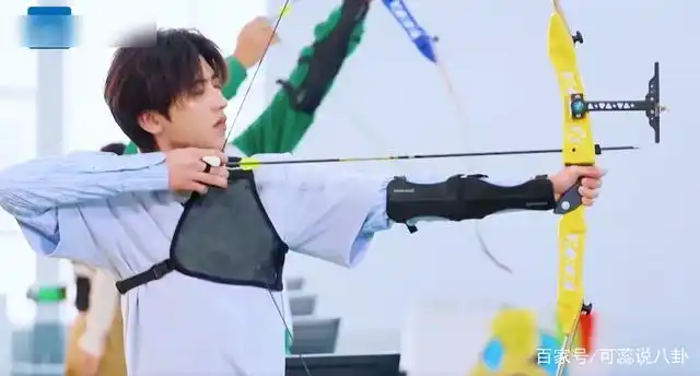 奔跑吧预告:baby喝酒成表情包,成毅憨憨在线,蔡徐坤颜值成焦点