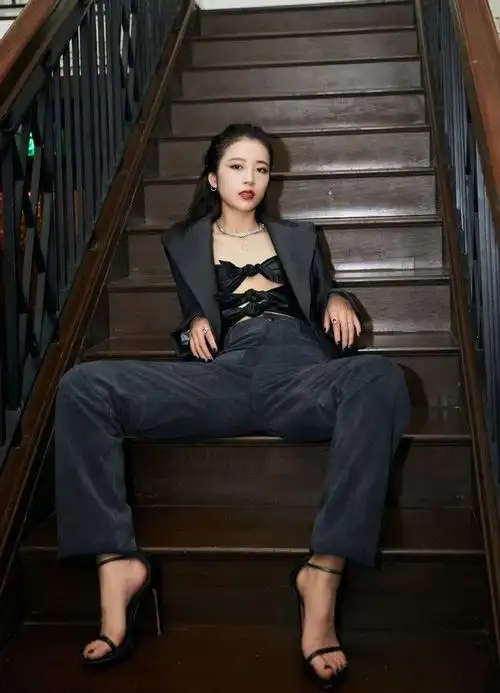 周雨彤身上缠三块布太抢镜虽然露着肉但看着一点都不胖