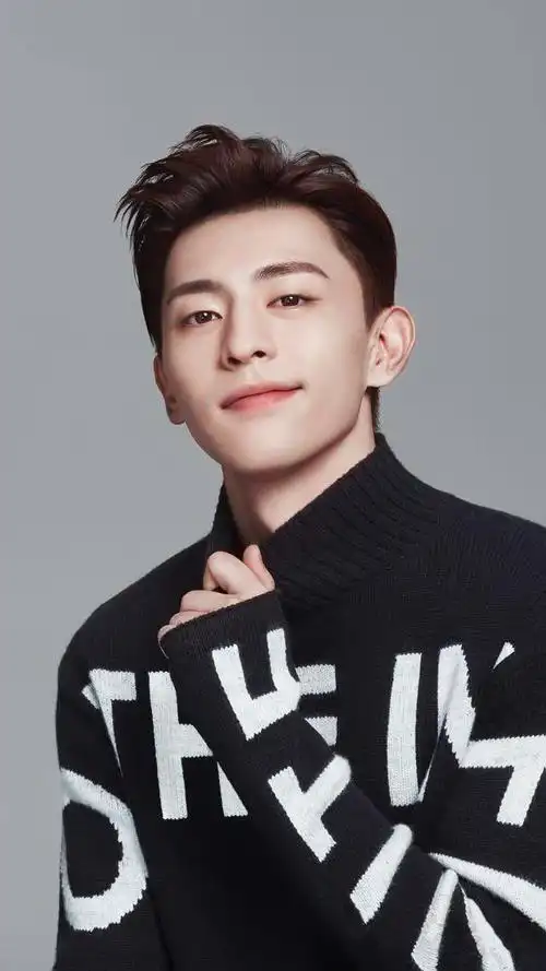 这里小编存了几位当红男明星素人时期的照片,没有靓装的他们私下样貌