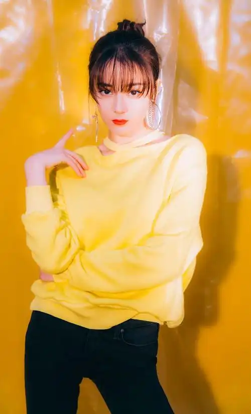 迪丽热巴拍摄大片大胆挑战"雀斑妆",剪齐刘海像换了个人|发型|妆容