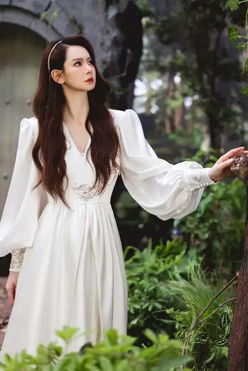 戚薇穿白色连衣裙的样子好美气质温柔又显高级也太会打扮了吧