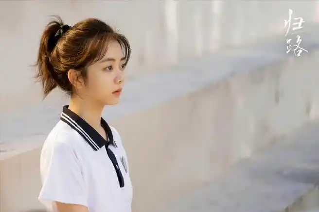 归晓大学随拍#谭松韵微博晒《归路》归晓大学随拍,请把这个刘海焊死