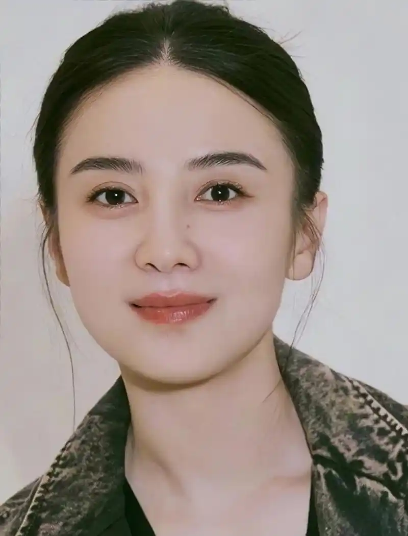 她自身带有纯纯的正剧气场 大荧幕长相,属于是80后女演员,但演技气场