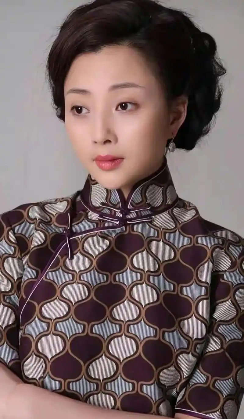 殷桃,端庄优雅,肤白貌美