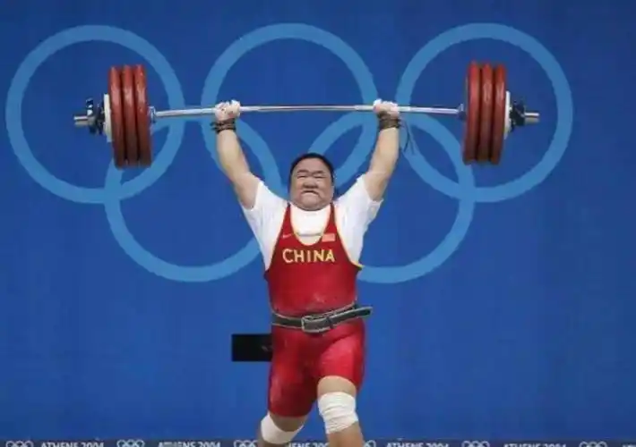 原创世界冠军唐功红冒死举365斤夺冠七窍流血进医院今还好吗