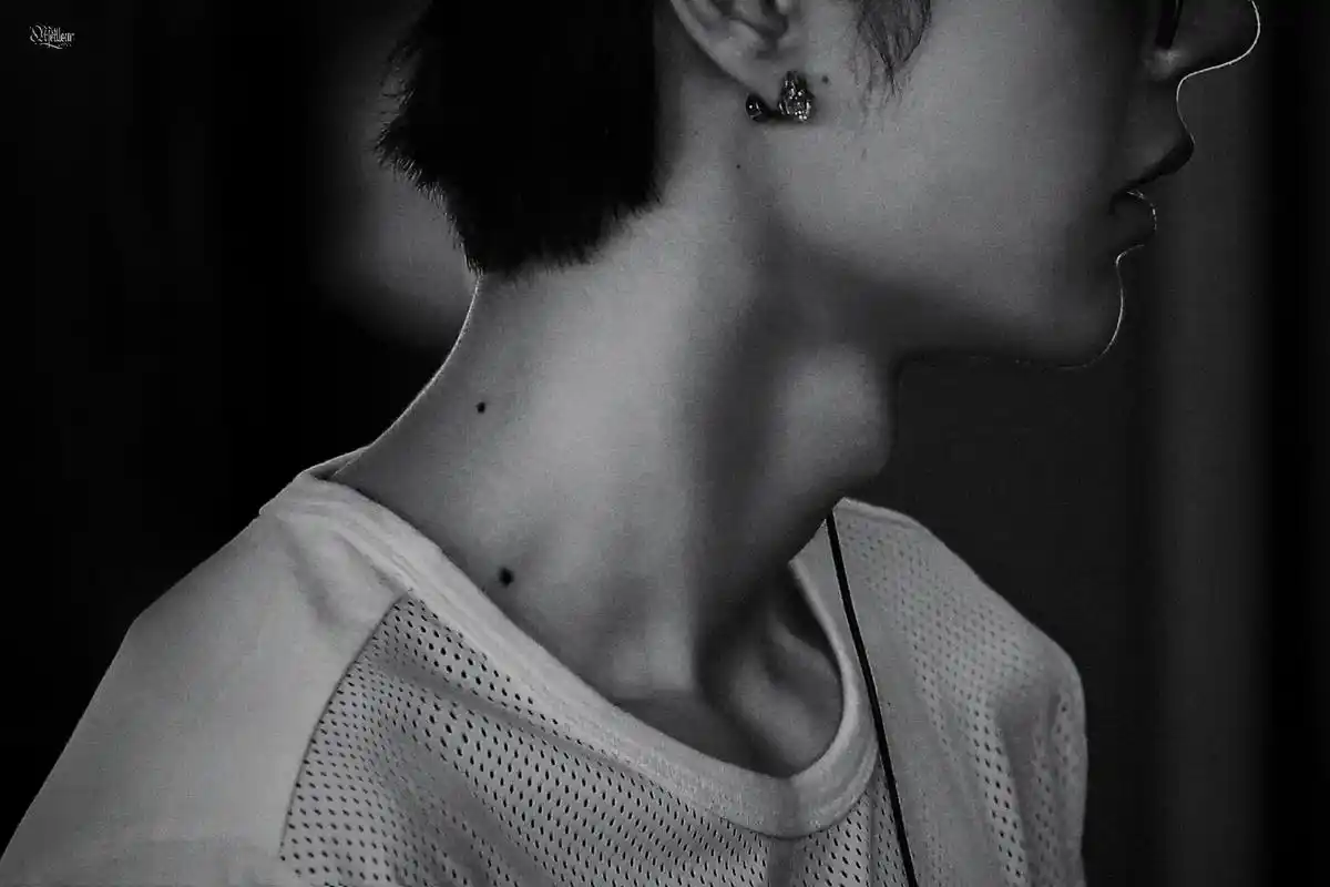 王一博 不如来欣赏一下博哥的名片喉结#侧颜杀 #a爆了 - 抖音