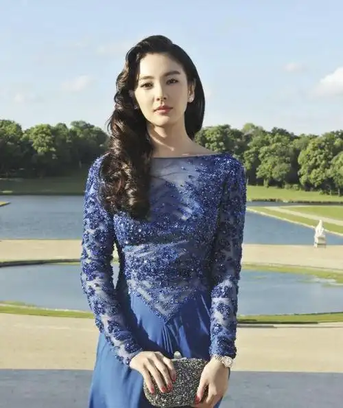 年轻时的张雨绮便是实际版千颂伊,美得鲜艳张扬,偷拍照都这么美